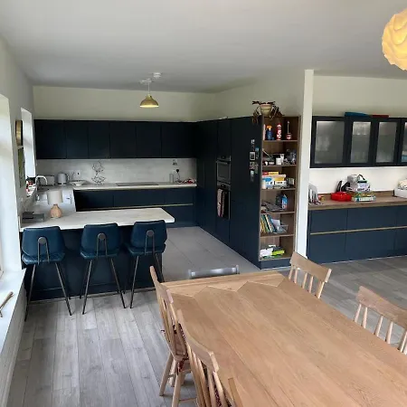 Entire 4 Bedroom Brand New With Sea Views 度假居 *