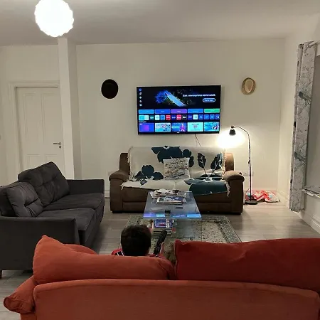 Entire 4 Bedroom Brand New With Sea Views Semesterbostad