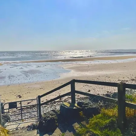 Entire 4 Bedroom Brand New With Sea Views * 邓加文