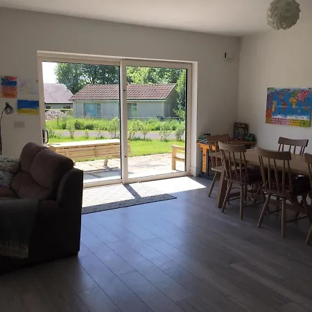 Prázdninový dům Entire 4 Bedroom Brand New With Sea Views *