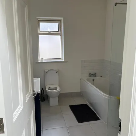 Prázdninový dům Entire 4 Bedroom Brand New With Sea Views *