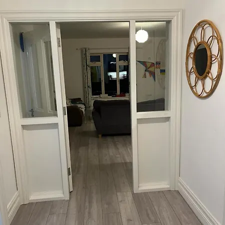 Prázdninový dům Entire 4 Bedroom Brand New With Sea Views