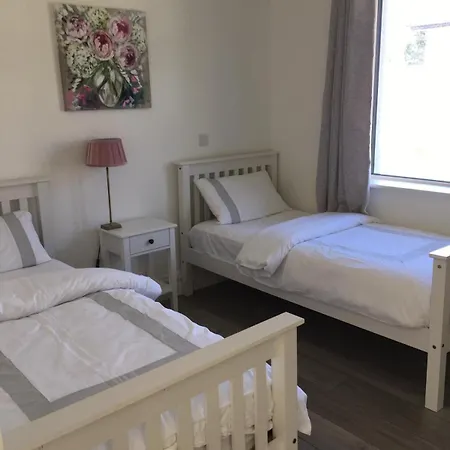 Prázdninový dům Entire 4 Bedroom Brand New With Sea Views *