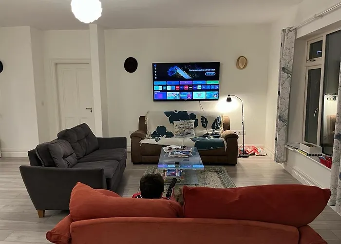 Entire 4 Bedroom Brand New With Sea Views Дом отдыха